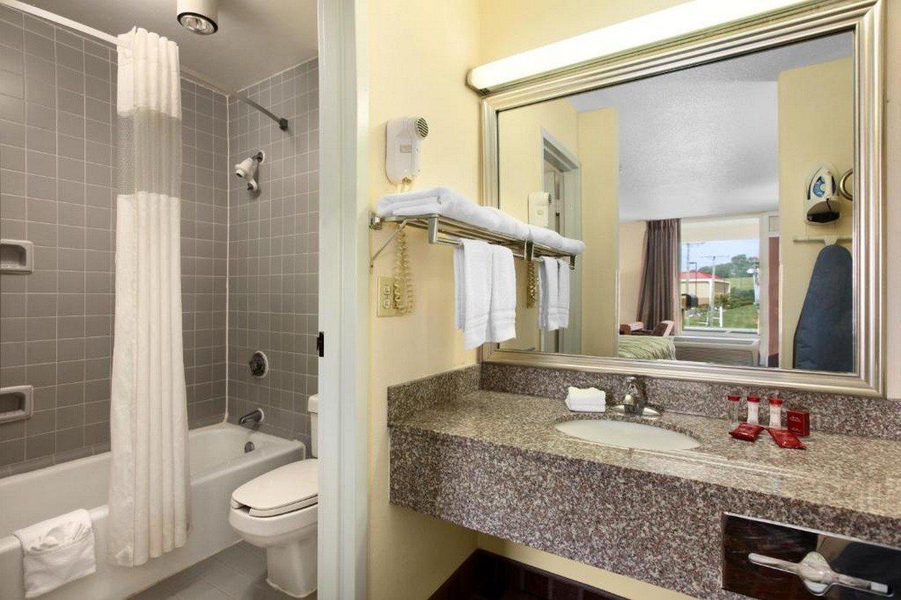 Ramada By Wyndham Wytheville Esterno foto