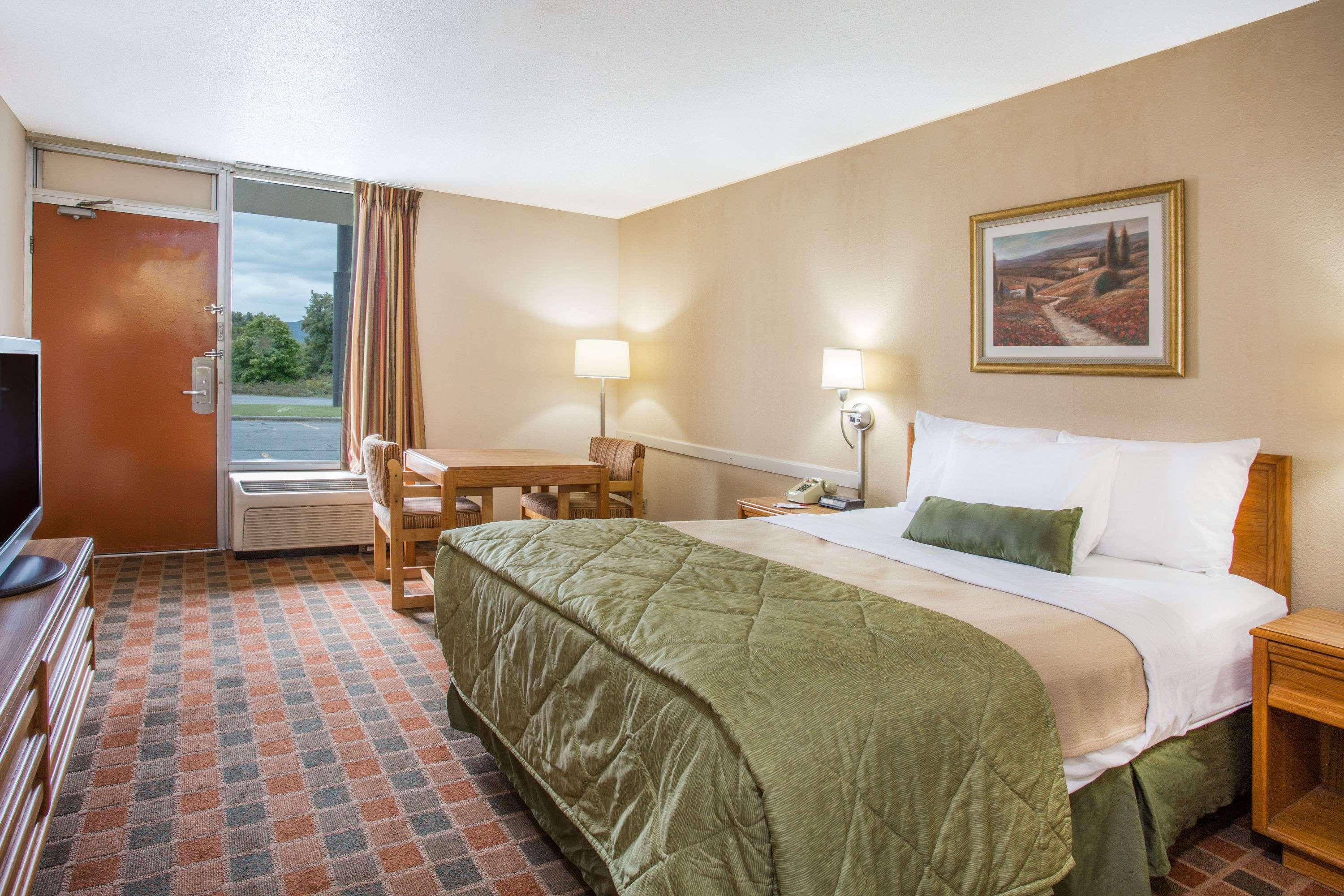 Ramada By Wyndham Wytheville Esterno foto